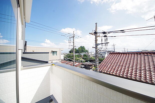 陽光あふれるバルコニーは、たくさんの光を浴びることができるのでお洗濯物やお布団もしっかり干せます。