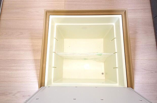 ミネラルウォーター、缶詰、非常食のストックに便利です。空間を有効に利用した収納です。