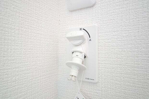 洗濯機用の給水口には蛇口ではなく、全自動洗濯機が設置できる専用の給水口が設置されております。