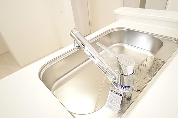 レバー操作一つで水量、温度も調節可能です。また、蛇口には浄水カートリッジも内蔵可能です。