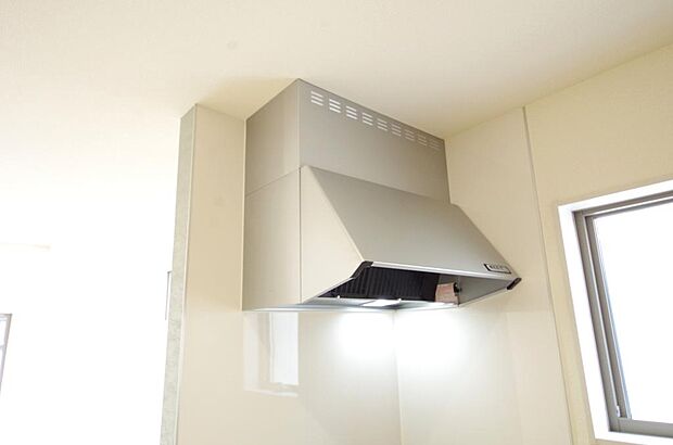 キッチン上部には、ブーツ型の照明付きのレンジフードが標準装備されております。