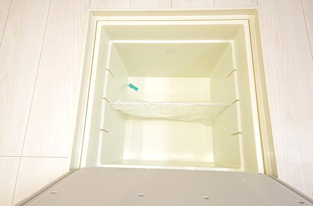 ミネラルウォーター、缶詰、非常食のストックに便利です。空間を有効に利用した収納です。