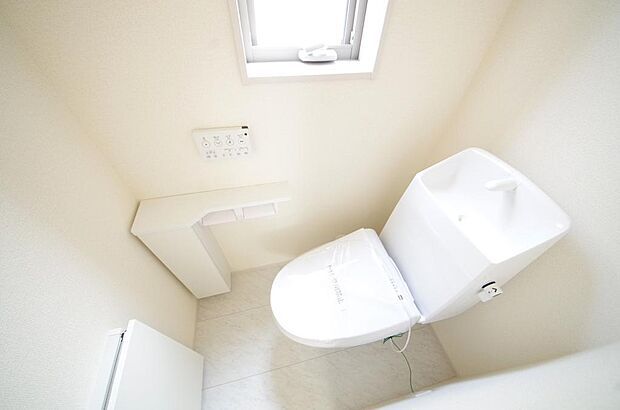 少ない水を有効に使って、汚れも効率よく洗浄します。便器は奥までふちのない掃除がしやすい形状です。