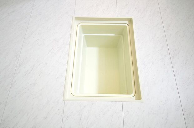 シャンプー リンス 洗剤 柔軟剤等のストックに便利です。空間を有効に利用した収納です。