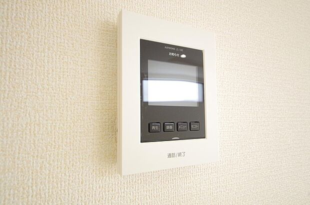 来訪者を映像と音声で確認可能なので、煩わしいセールスにも住戸内で対話可能です。