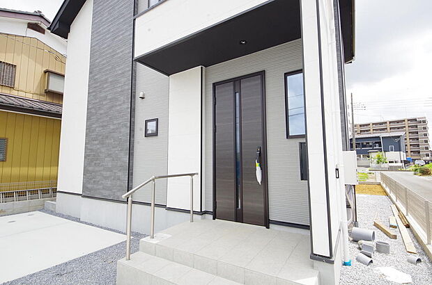 玄関はいわばその邸宅の顔です。だからこそ、迎賓のためにしつらえを細部まで施しました。