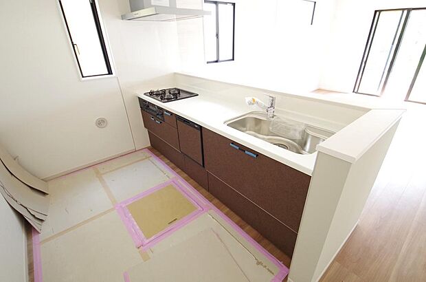 キッチンには耐久性が高く、お手入れも簡単で人工大理石トップを採用して、キッチンを優雅に演出しました。