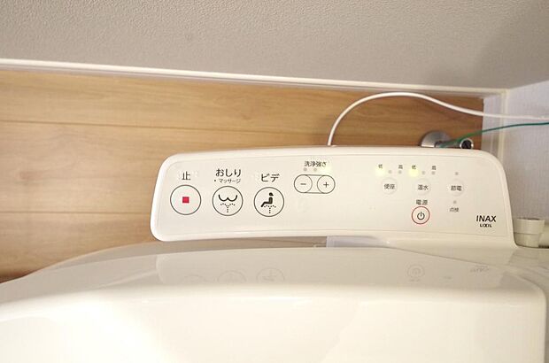 ウォシュレット機能 暖房便座は必需品です。1階 2階の両方のトイレに付いてます。
