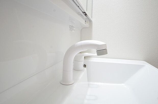 洗面台の給水口はホースが伸びるので朝シャン出来ます。シングルレバーでお湯の温度も楽々調整出来ます。
