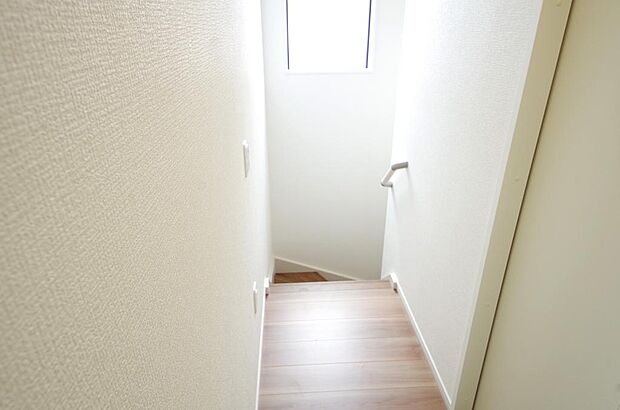 階段には手すりを標準装備することで、お子様やご高齢者の安全性にも配慮しております。