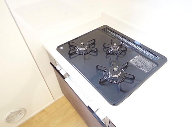 三ツ口コンロはSiセンサーが組み込まれています。長時間の使用の際にセンサーが自動でストップします。