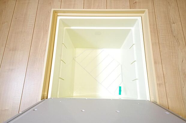 ミネラルウォーター、缶詰、非常食のストックに便利です。空間を有効に利用した収納です。