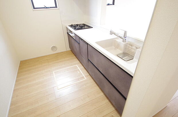 キッチンには耐久性が高く、お手入れも簡単で人工大理石トップを採用して、キッチンを優雅に演出しました。
