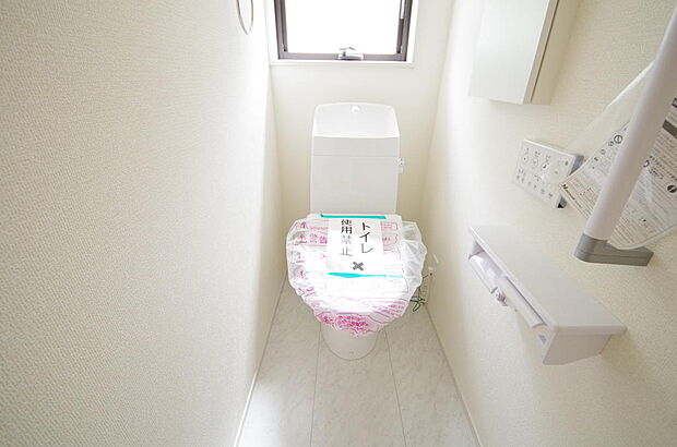 少ない水を有効に使って、汚れも効率よく洗浄します。便器は奥までふちのない掃除がしやすい形状です。