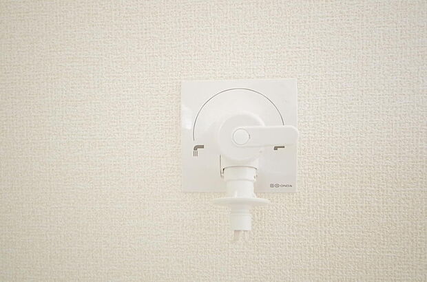 洗濯機用の給水口には蛇口ではなく、全自動洗濯機が設置できる専用の給水口が設置されております。