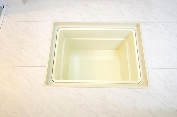 シャンプー リンス 洗剤 柔軟剤等のストックに便利です。空間を有効に利用した収納です。