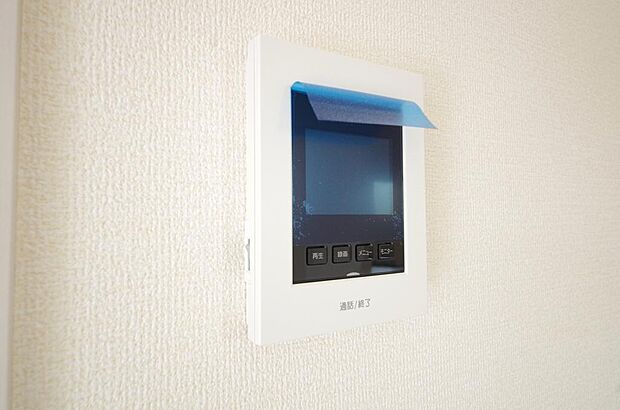 来訪者を映像と音声で確認可能なので、煩わしいセールスにも住戸内で対話可能です。