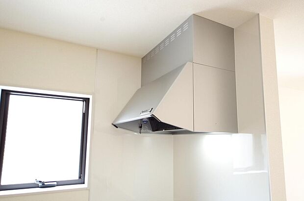 キッチン上部には、ブーツ型の照明付きのレンジフードが標準装備されております。