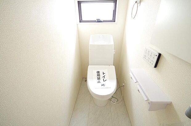 少ない水を有効に使って、汚れも効率よく洗浄します。便器は奥までふちのない掃除がしやすい形状です。