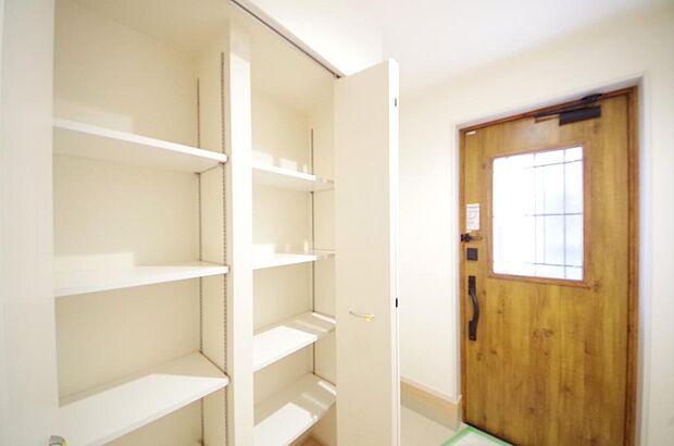棚板が多く、沢山の靴が収納可能。棚板は稼働可能ですのでブーツやヒールの高い靴も収納でき便利です。
