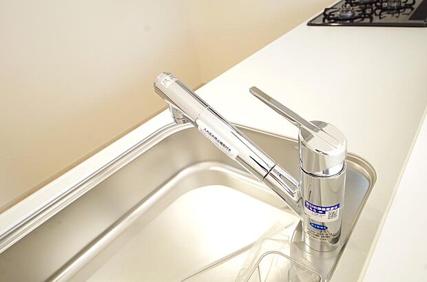 レバー操作一つで水量、温度も調節可能です。また、蛇口には浄水カートリッジも内蔵可能です。