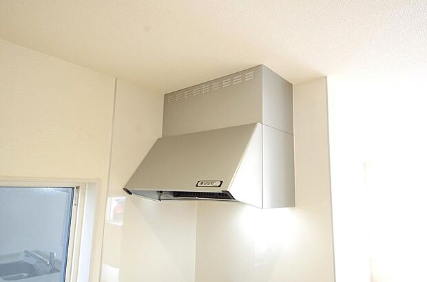 キッチン上部には、ブーツ型の照明付きのレンジフードが標準装備されております。