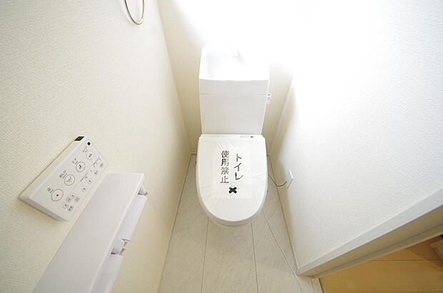 少ない水を有効に使って、汚れも効率よく洗浄します。便器は奥までふちのない掃除がしやすい形状です。
