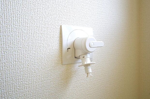 洗濯機用の給水口には蛇口ではなく、全自動洗濯機が設置できる専用の給水口が設置されております。