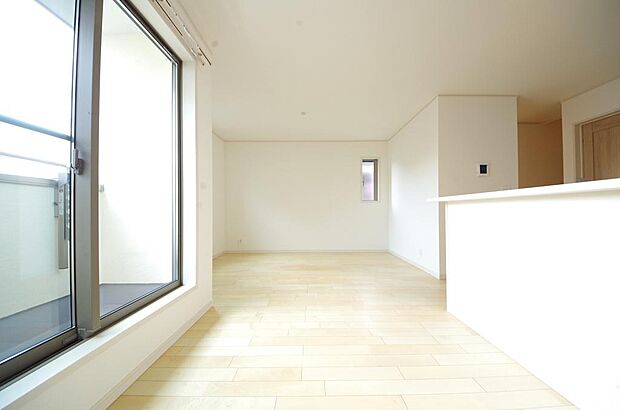 明るい陽光が差し込み開放的なリビング ダイニングを演出し、ゆとりある空間はご満足いただけます。