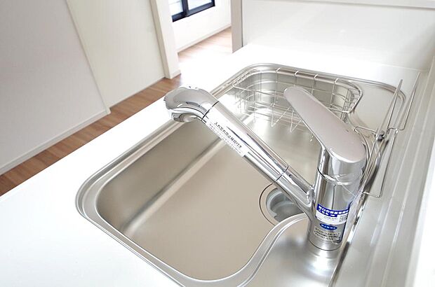 キッチンの水栓はホースが伸びますので、大きな鍋も楽に洗う事が出来ます。浄水器もビルトインです。