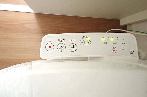 ウォシュレット機能 暖房便座は必需品です。1階 2階の両方のトイレに付いてます。