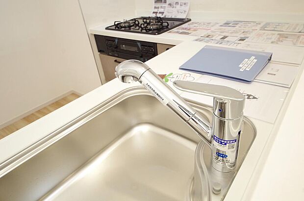 キッチンの水栓はホースが伸びますので、大きな鍋も楽に洗う事が出来ます。浄水器もビルトインです。