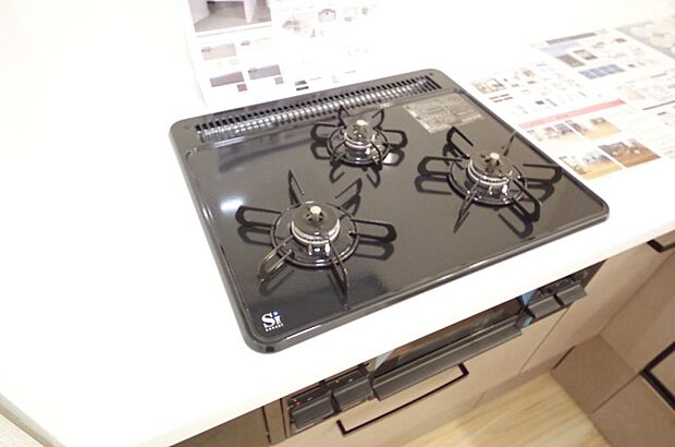 三ツ口コンロはSiセンサーが組み込まれています。長時間の使用の際にセンサーが自動でストップします。
