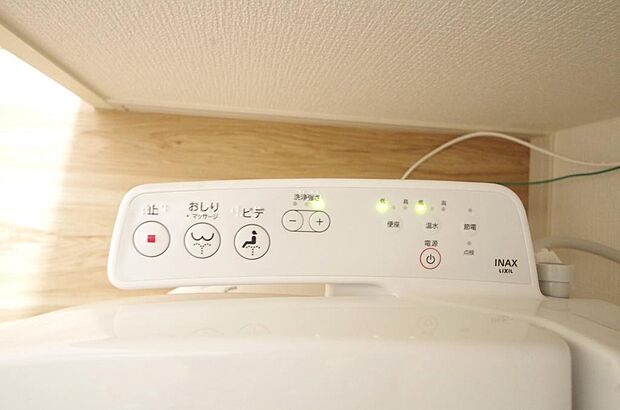 ウォシュレット機能 暖房便座は必需品です。1階 2階の両方のトイレに付いてます。