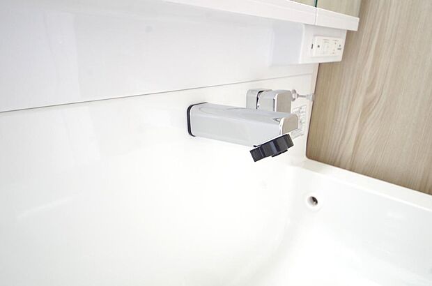 洗面台の給水口はホースが伸びるので朝シャン出来ます。シングルレバーでお湯の温度も楽々調整出来ます。