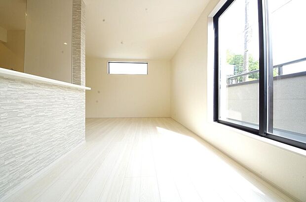明るい陽光が差し込み開放的なリビング ダイニングを演出し、ゆとりある空間はご満足いただけます。