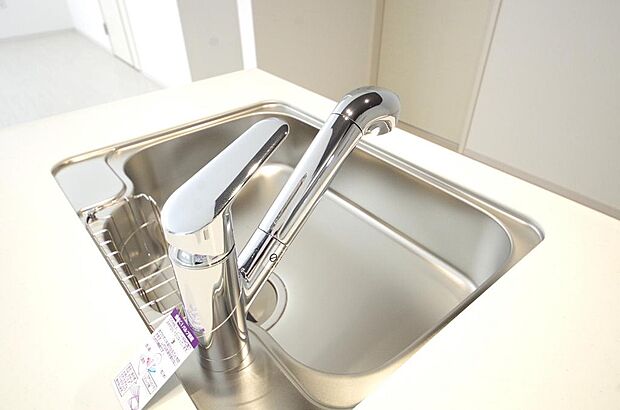 キッチンの水栓はホースが伸びますので、大きな鍋も楽に洗う事が出来ます。浄水器もビルトインです。