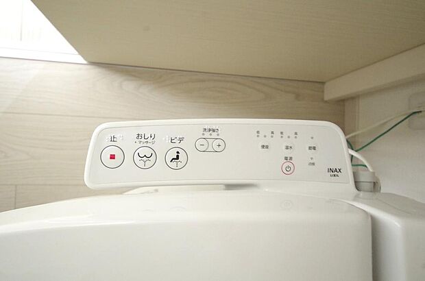 ウォシュレット機能 暖房便座は必需品です。1階 2階の両方のトイレに付いてます。