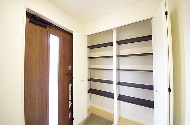 棚板が多く、沢山の靴が収納可能。棚板は稼働可能ですのでブーツやヒールの高い靴も収納でき便利です。
