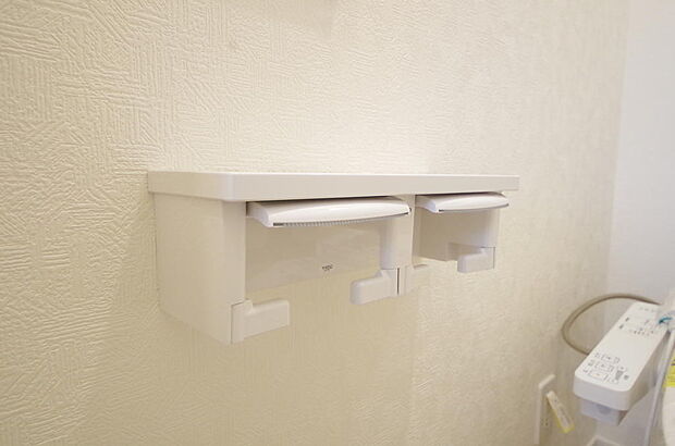 トイレ内のペーパーホルダーは、しっかりとした押さえ付き横型ダブルホルダーが標準装備されています。