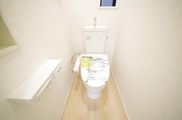 少ない水を有効に使って、汚れも効率よく洗浄します。便器は奥までふちのない掃除がしやすい形状です。