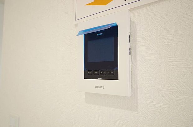 来訪者を映像と音声で確認可能なので、煩わしいセールスにも住戸内で対話可能です。