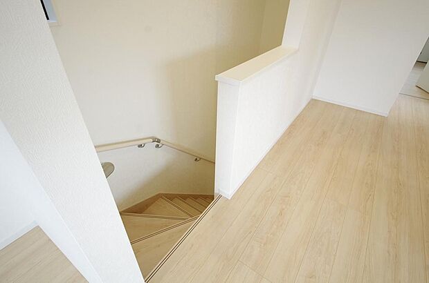 階段には手すりを標準装備することで、お子様やご高齢者の安全性にも配慮しております。