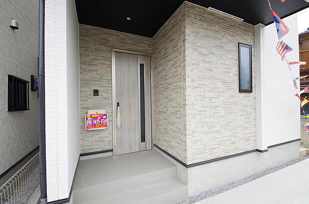 玄関はいわばその邸宅の顔です。だからこそ、迎賓のためにしつらえを細部まで施しました。