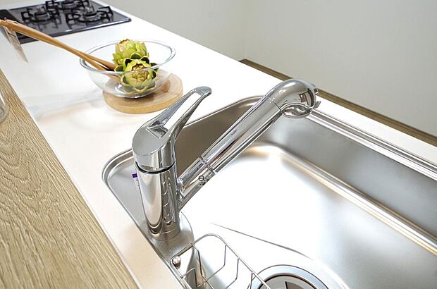 レバー操作一つで水量、温度も調節可能です。また、蛇口には浄水カートリッジも内蔵可能です。