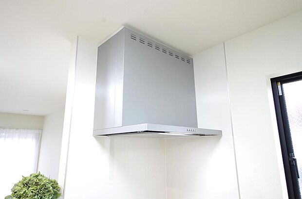 キッチン上部には、スッキリとしたスリム型レンジフードが標準装備されております。