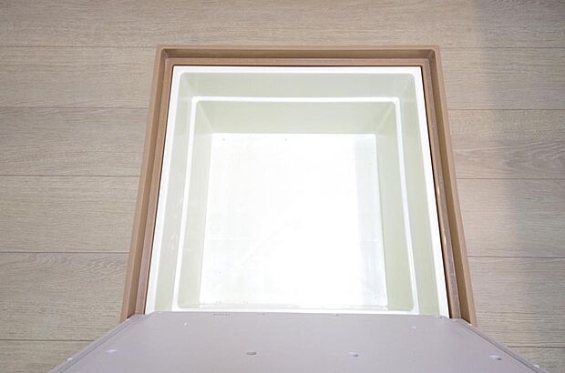 ミネラルウォーター、缶詰、非常食のストックに便利です。空間を有効に利用した収納です。