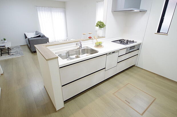 キッチンには耐久性が高く、お手入れも簡単で人工大理石トップを採用して、キッチンを優雅に演出しました。