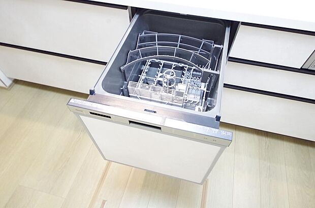 食器の出し入れがしやすいスライド収納タイプの食器洗い乾燥機です。また、節水効果にも優れています。