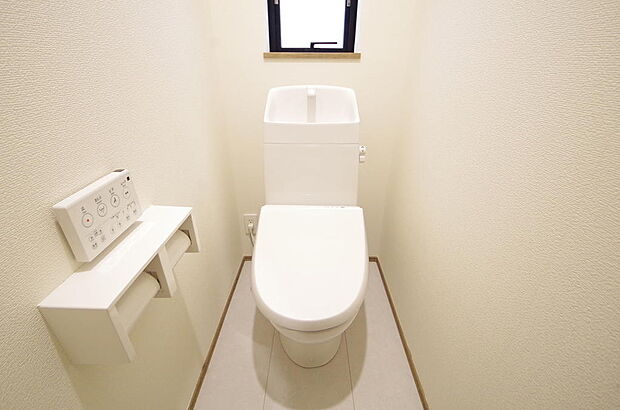 少ない水を有効に使って、汚れも効率よく洗浄します。便器は奥までふちのない掃除がしやすい形状です。